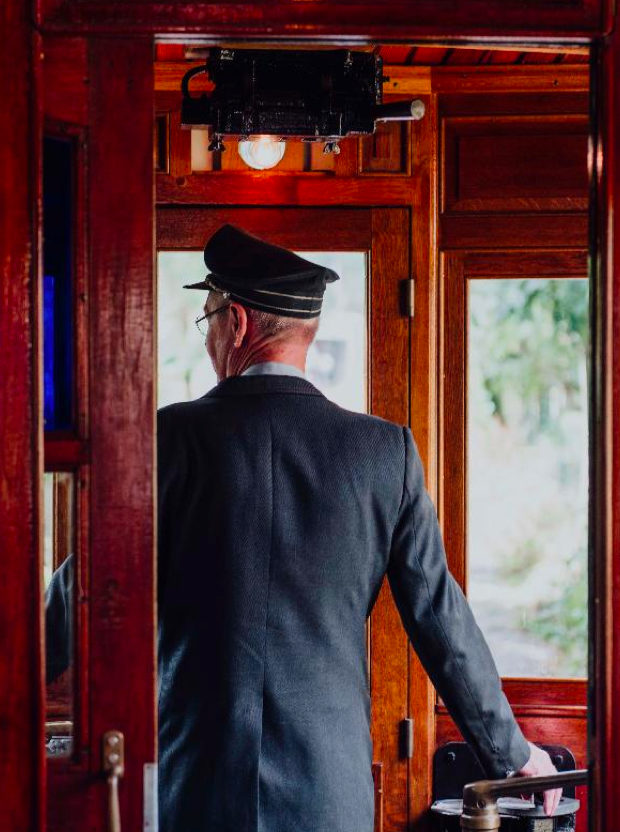 Rit met de buurttram bij de Trammuseum van Thuin